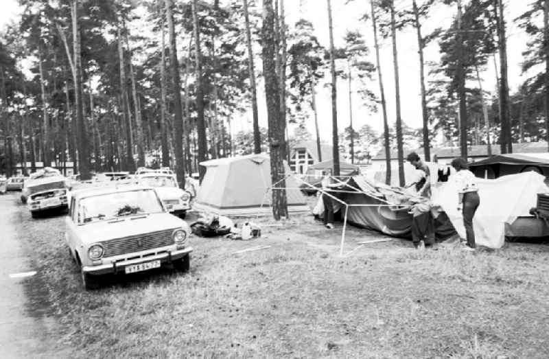 Urlauber beim Aufbau eines Zeltes auf dem Internationalen Campingplatz (Intercamping) am Krossinsee bei Schmöckwitz in Berlin-Köpenick. Ein Auto vom Typ Lada 21
