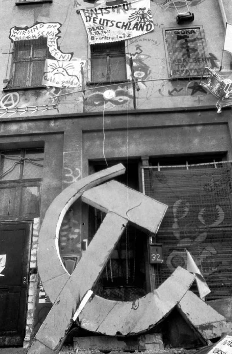 Hausfassade eines Besetzerhauses in Berlin-Kreuzberg in der Adalbertstrasse, davor übergross das Symbol der Sowjetunion - Hammer und Sichel.