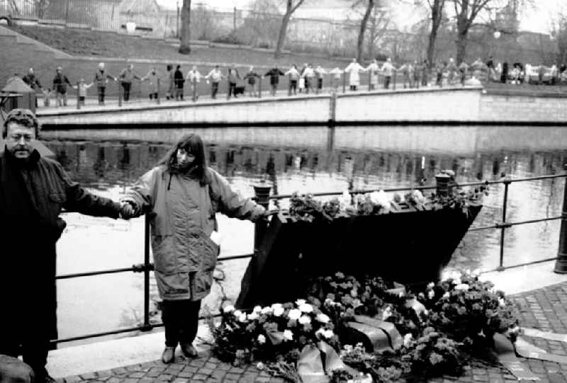 Berlin
Beginn der Menschenkette in Berlin West, Landwehrkanal für Rosa Luxemburg
14.01.9