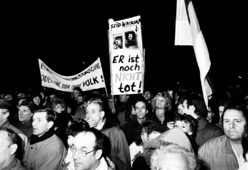Berlin
Modrow schlichtet Demo vor ehem. Stasi-Ministerium
15.01.9