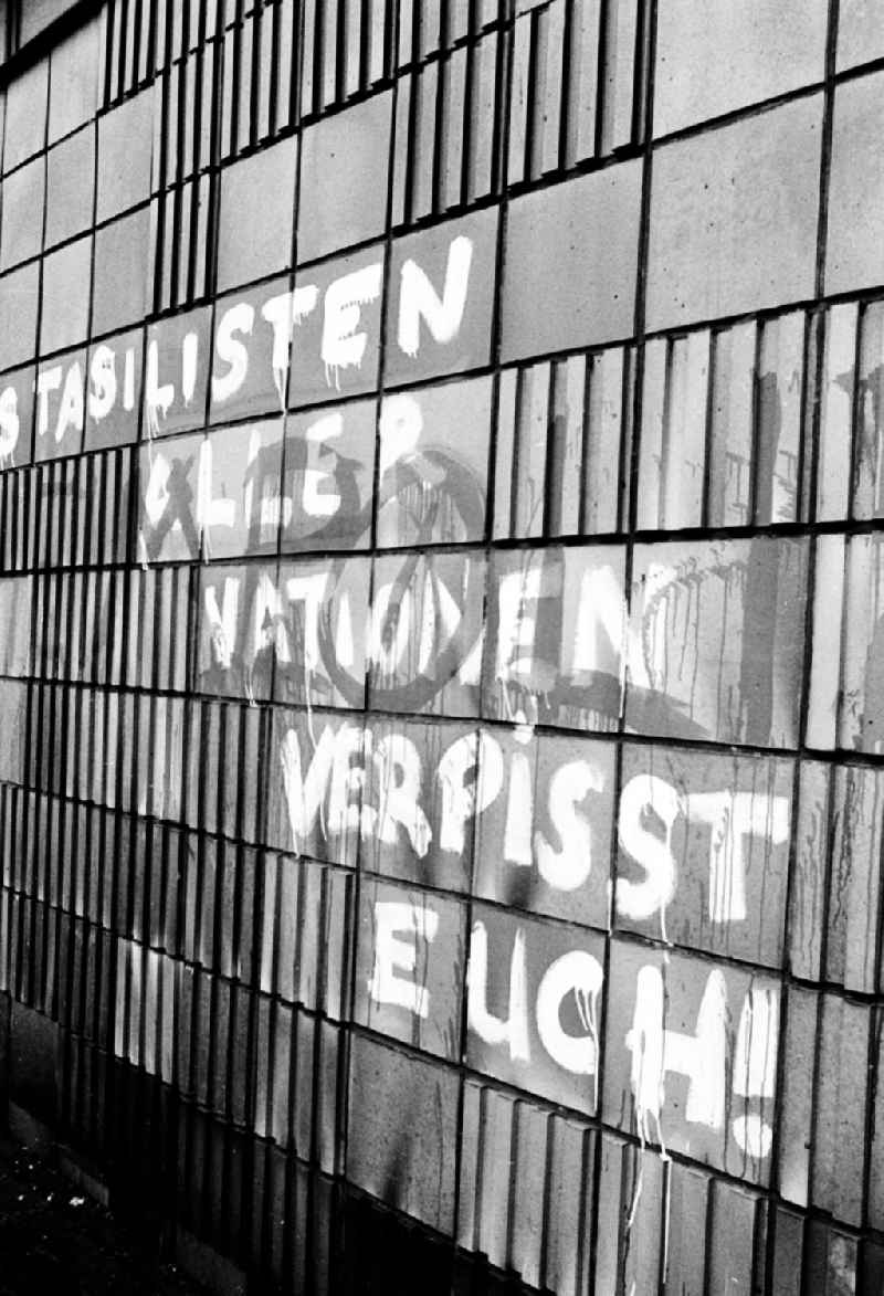 Berlin
Zerstörungen im ehemaligen Stasi-Ministerium
16.01.9