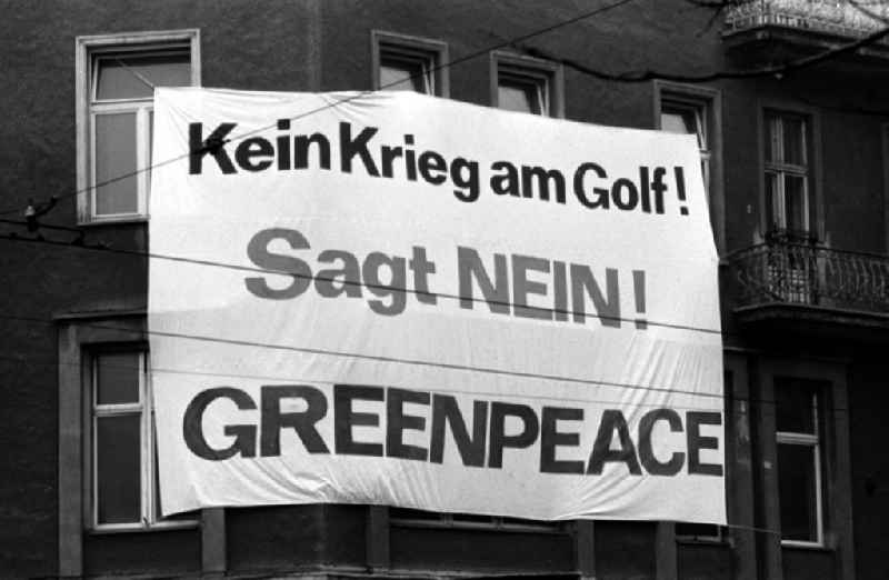 Berlin
Greenpeace Protest gegen den Golfkrieg, Wilhelm-Pieck-Str.
22.