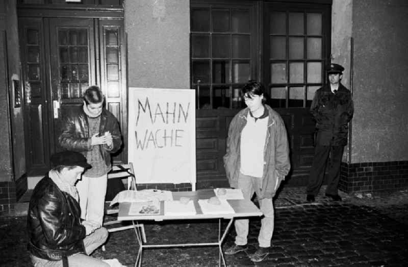 Berlin
Protestmahnwache von Besetzern vor dem Wohnsitz von W. Momper,  Bln.-Fichtestr. 15
11.