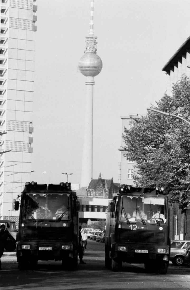 Krawalle auf dem Alexanderplatz, Wasserwerfer auf Strasse, im Hintergrund der Fernsehturm.