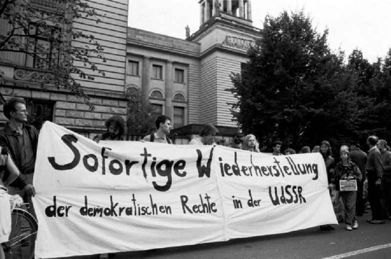 Pro-Gorbi-Demo vor SU-Botschaft Unter den Linden

Umschlag: 664