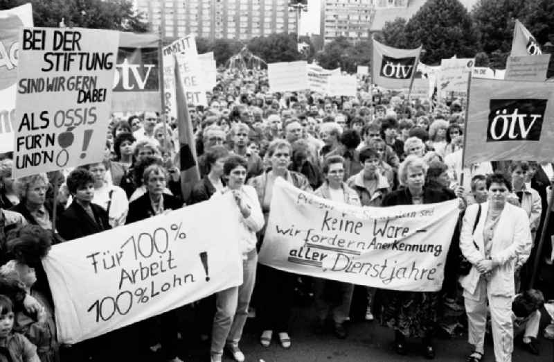 ÖTV - Demo vor dem Roten Rathaus

Umschlag:718