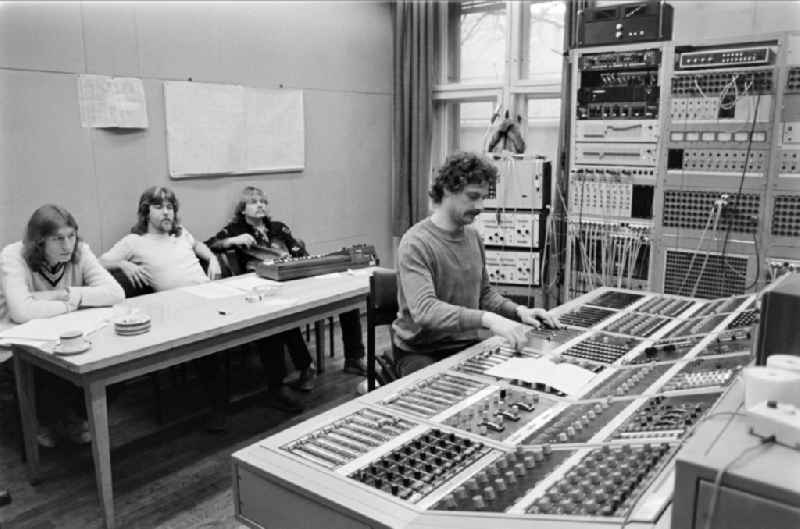 Band members of the band Karat sit in front of the electronic equipment in a recording studio of the record label AMIGA of VEB Deutsche Schallplatten in East Berlin in the territory of the former GDR, German Democratic Republic