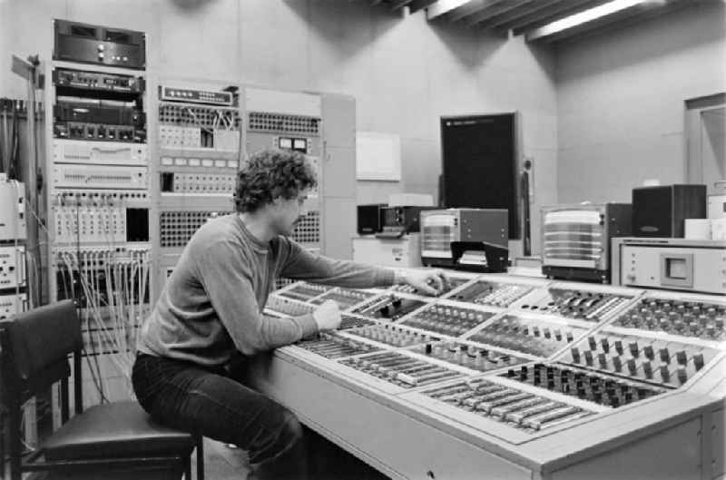 Technicians in front of the electronic equipment in a recording studio of the record label AMIGA of VEB Deutsche Schallplatten in East Berlin in the territory of the former GDR, German Democratic Republic