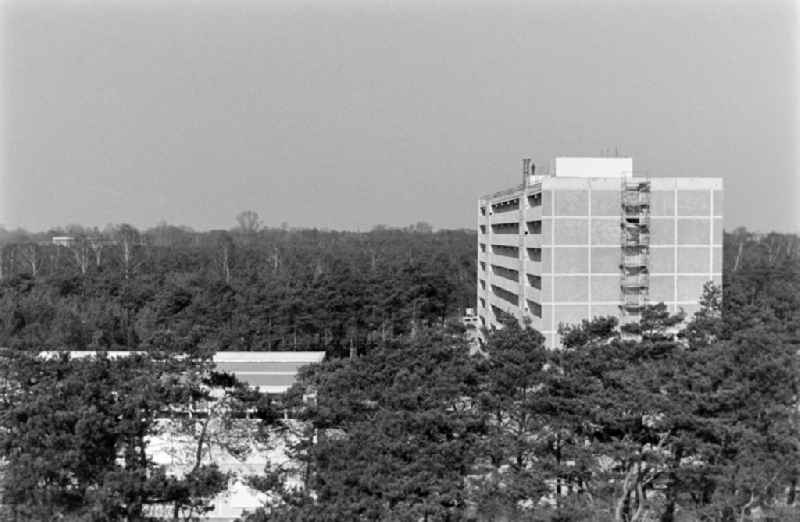 Blick auf das sich im Bau befindende Salvador-Allende-Viertel II, einer Großsiedlung in Plattenbauweise (Plattenbau) in Berlin-Köpenick. Die Hochhaussiedlung entstand Anfang der 70er Jahre und erfuhr in den 8