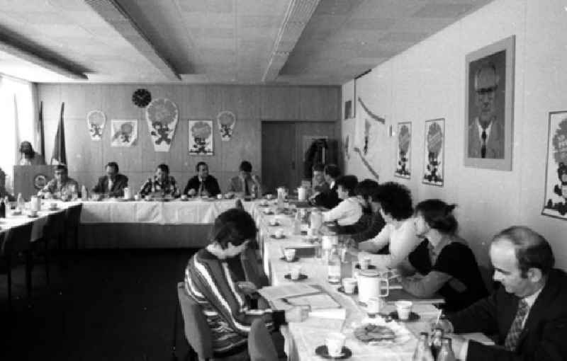 12.05.1987
Pressefest-Konferenz im Blauen Salon von Neues Deutschland

Umschlagnr.: 5
