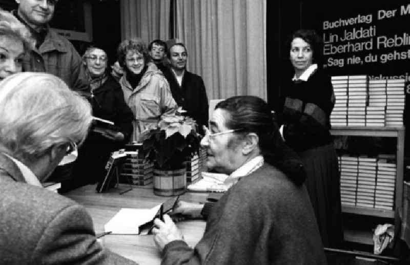 11.12.1986

Lin Jaldatin und Eberhard Rebling, signieren ihr Buch 'Sag nie, du gehst den letzten Weg' im Brechtbuchladen in der Chausseestraße - Berlin

Umschlagnr.: 1356