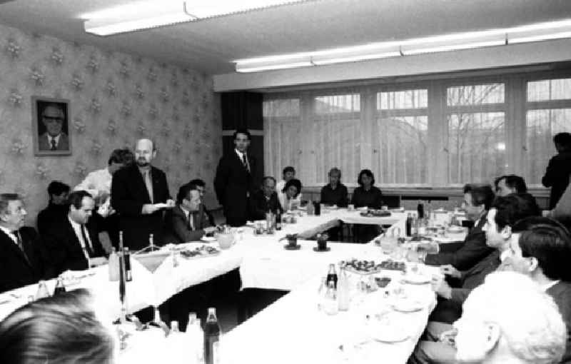 12.12.1986
Schabowski und CSSR Gast im WF in der Rhinstraße in Berlin

Umschlagnr.: 1352