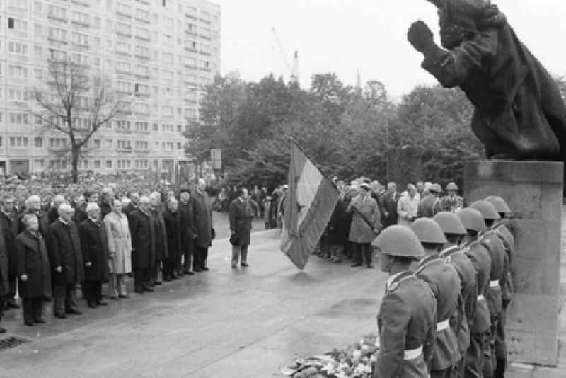 14.09.1986

Kranzniederlegung der Partei und Staatsführung 'Spanienkämpfer am Mahnmal in Friedrichshain

Umschlagnr.: 1