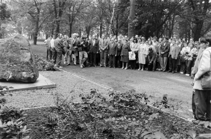 Participants at the inauguration of the memorial for the Sinti victims at the Marzahner Parkfriedhof in Berlin on the territory of the former GDR, German Democratic RepublicGedenkstaette