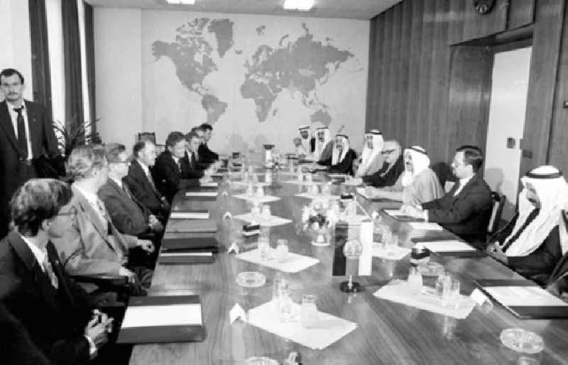 08.09.1986

Scheich Sabah Al-Ahmed aus Kuweit bei Oskar Fischer im Ministerium für Aussenhandel 

Umschlagnr.: 10
