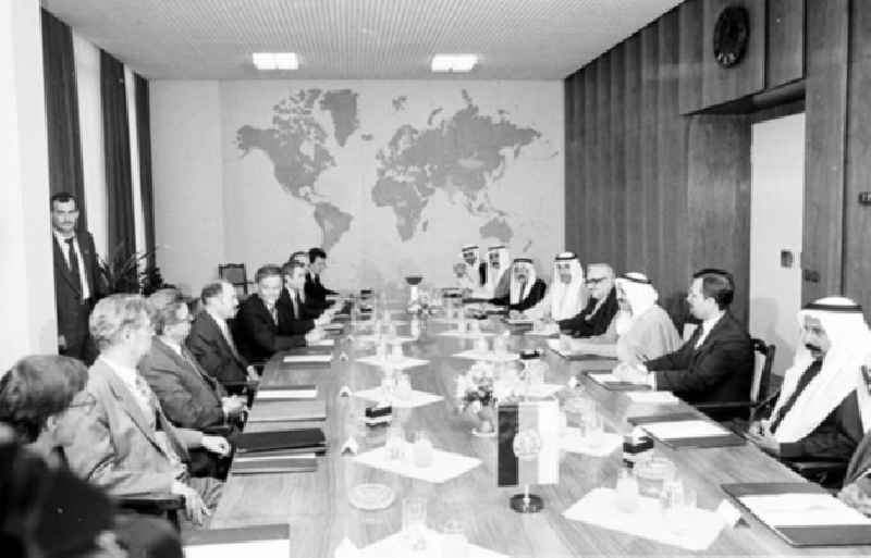 08.09.1986

Scheich Sabah Al-Ahmed aus Kuweit bei Oskar Fischer im Ministerium für Aussenhandel 

Umschlagnr.: 10