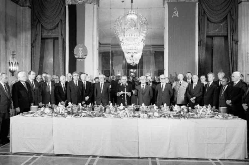 State act and reception with Erich Honecker, Egon Krenz, Guenter Mittag and the Soviet ambassador Pyotr Andreevich Abrassimov in the embassy of the USSR Soviet Union Unter den Linden in the Mitte district in Berlin, the former capital of the GDR, German Democratic Republic
