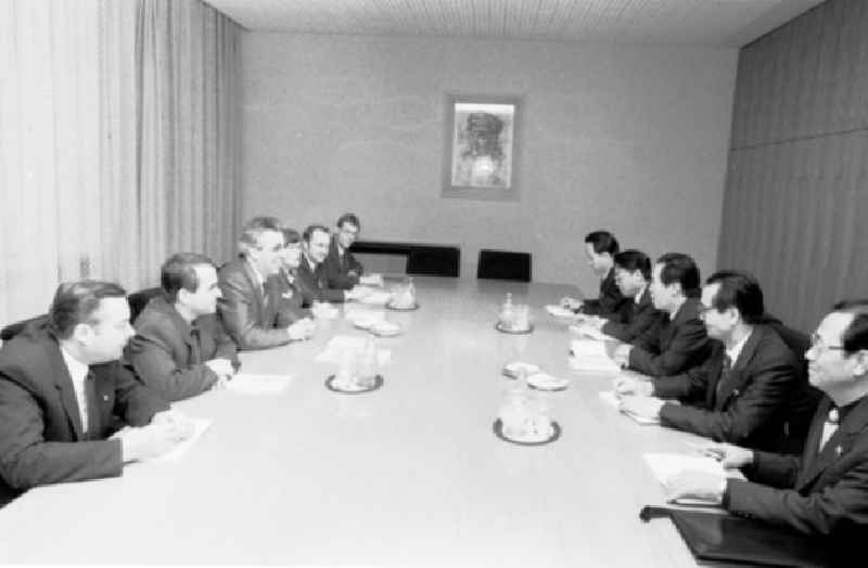 23.12.1987
Berlin
Genosse E. Krenz empfängt koreanische Delegation unter der Leitung von Kje Yngthä