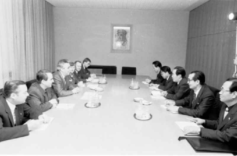 23.12.1987
Berlin
Genosse E. Krenz empfängt koreanische Delegation unter der Leitung von Kje Yngthä
