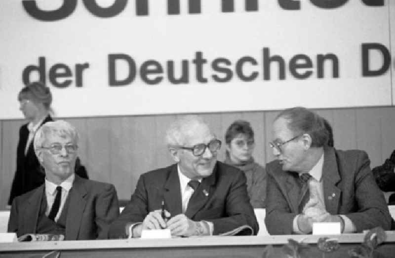 X. Schriftstellerkongress, Schriftsteller Stephan Hermlin (li) Staatsratsvorsitzender Erich Honecker(Mitte) und Schriftsteller Hermann Kant.