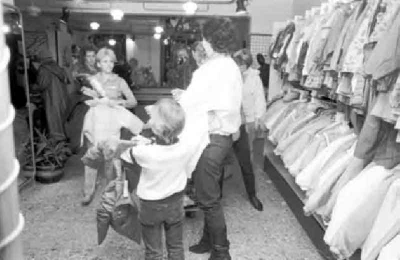 26.11.1987
Geschäft für Winterbekleidung in Alte Schönhauser Allee
Berlin