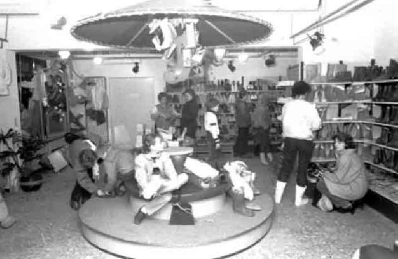 26.11.1987
Geschäft für Winterbekleidung in Alte Schönhauser Allee
Berlin