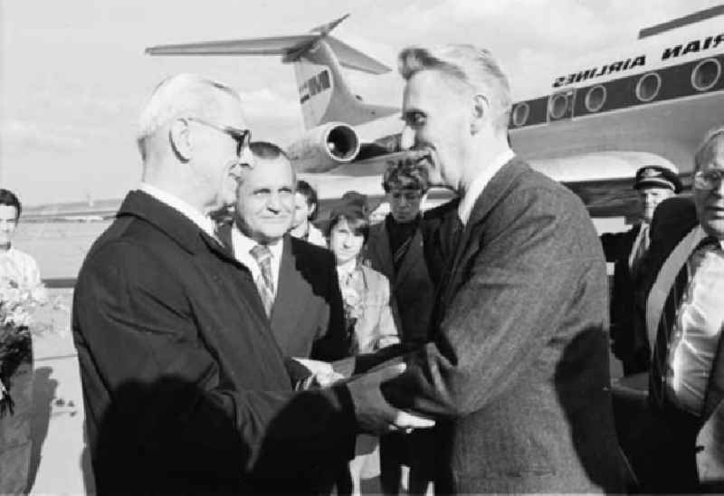 Kein Datum
Vom Staatsbesuch, György Lazair-Ungarn-
Gen. W. Stopk begrüßt G. Lazair auf den Flughafen Schönefeld.
Ort: Berlin