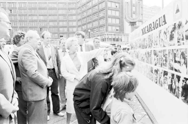 Journalistenbasar auf dem Berliner Alexanderplatz mit Harry Tisch und Günter Schabowski.