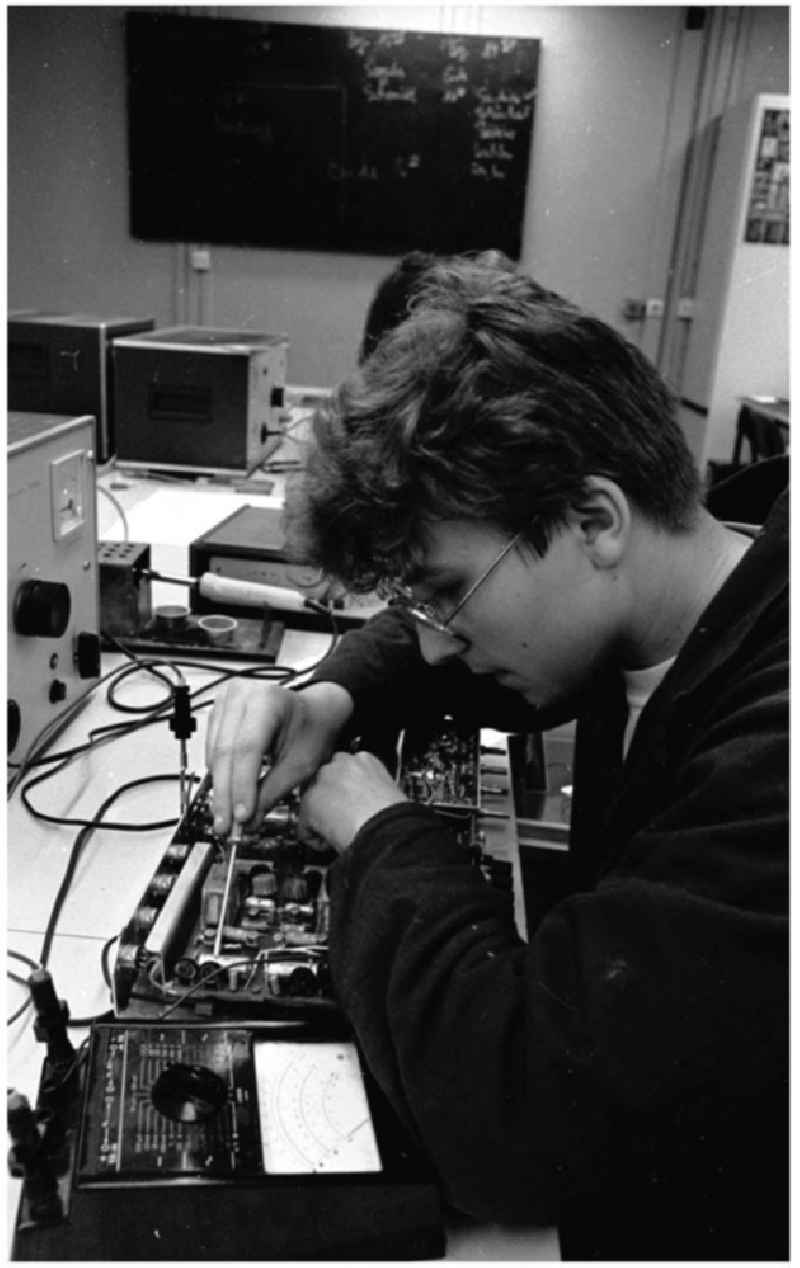 19.11.1986 Ausbildung für Funkmechaniker Lehrlinge in der Betriebsschule der VEB Industrievertrieb Rundfunk und Fernsehen.