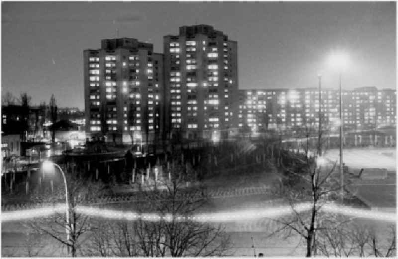 16.12.1986 Abendaufnahmen vom Ernst Thälmann Park und Stadtzentrum von Berlin. - Blick vom Roten Rathaus.
