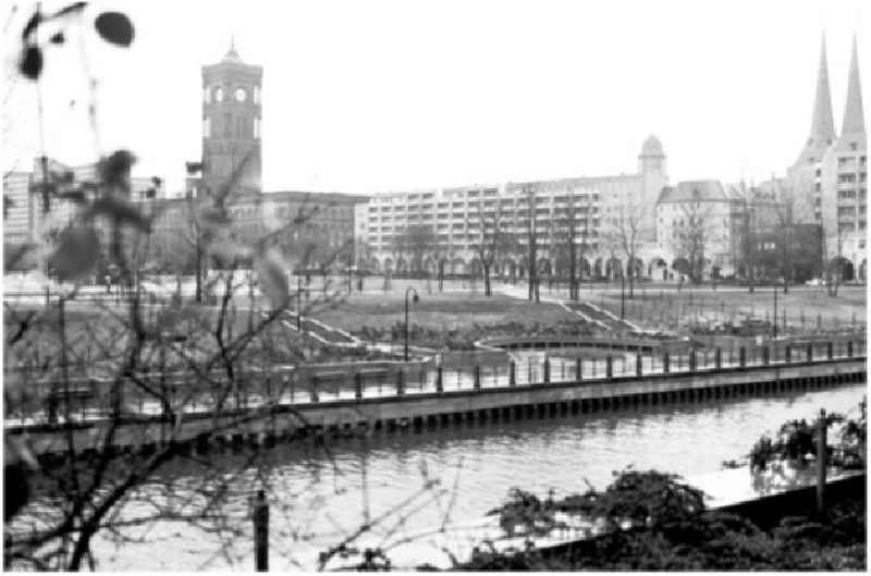 16.12.1986 Abendaufnahmen vom Ernst Thälmann Park und Stadtzentrum von Berlin. - Blick vom Roten Rathaus.