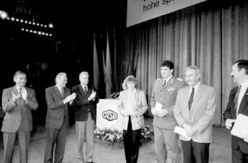 416 Athleten für 1988 benannte Egon Krenz und Günter Schabowski unter den Olympiakandidaten der DDR die berufen wurden.