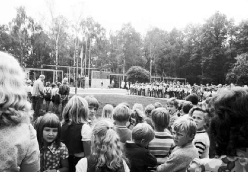 Appell der Thälmann-Pioniere mit dem traditionellen Gruß der Organisation im Pionierpark Ernst Thälmann in Berlin-Köpenick anlässlich zum 29. Todestag des ehemaligen KPD-Vorsitzenden Ernst Thählmann.