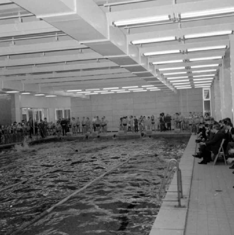 Januar 1973 Neue Schwimmhalle in Friedrichshain.