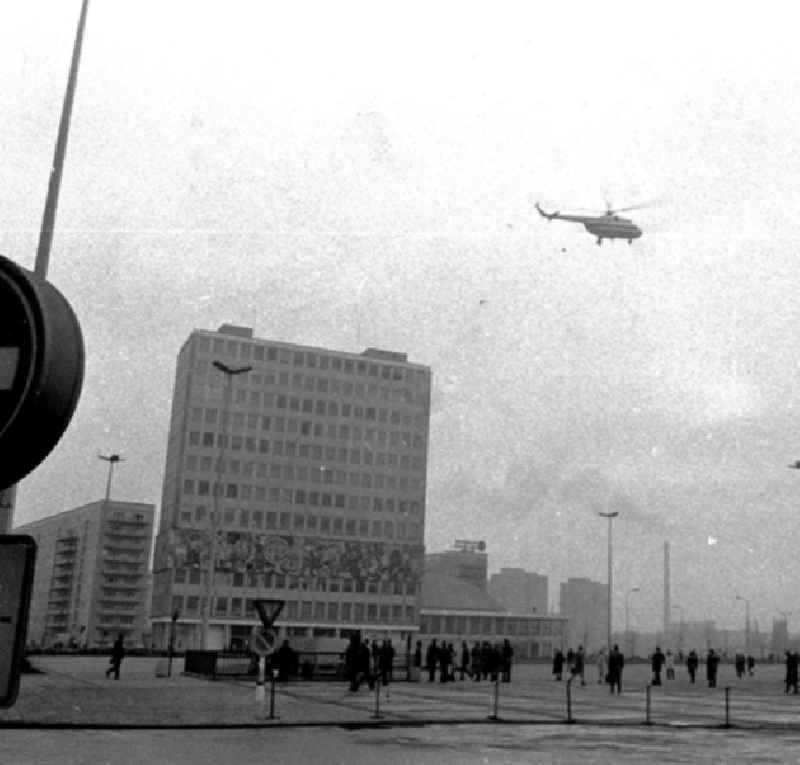 Januar 1973 Hubschrauber über dem Alexanderplatz.