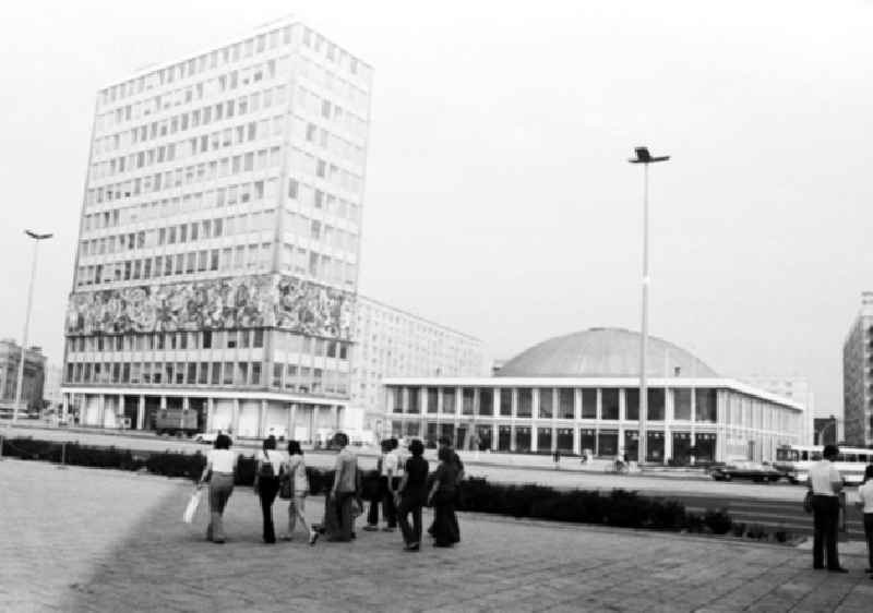 Juli 1973 Blick auf den Berliner Alexanderplatz und die Kongresshalle am Alex.