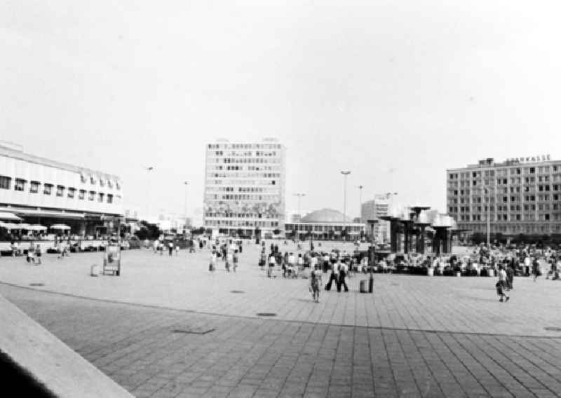 Juli 1973 Blick auf den Berliner Alexanderplatz und die Kongresshalle am Alex.