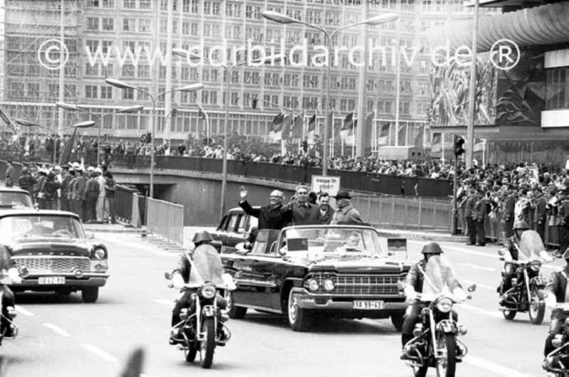 April 1973 Berlin Alexanderplatz. Besuch vom sowjetischen Generalsekretär Leonid Breschnew in Berlin. Erich Honecker und Leonid Breschnew winken aus dem fahrenden Auto.