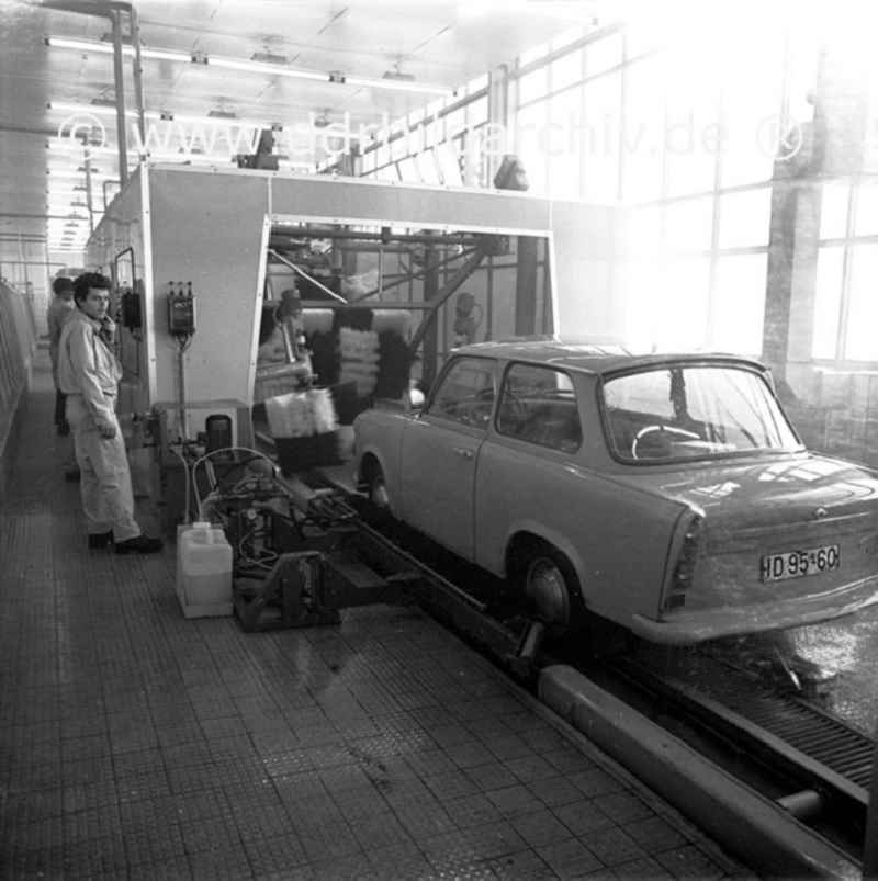 September 1969 Berlin,
Auto-Garage Waschbär.