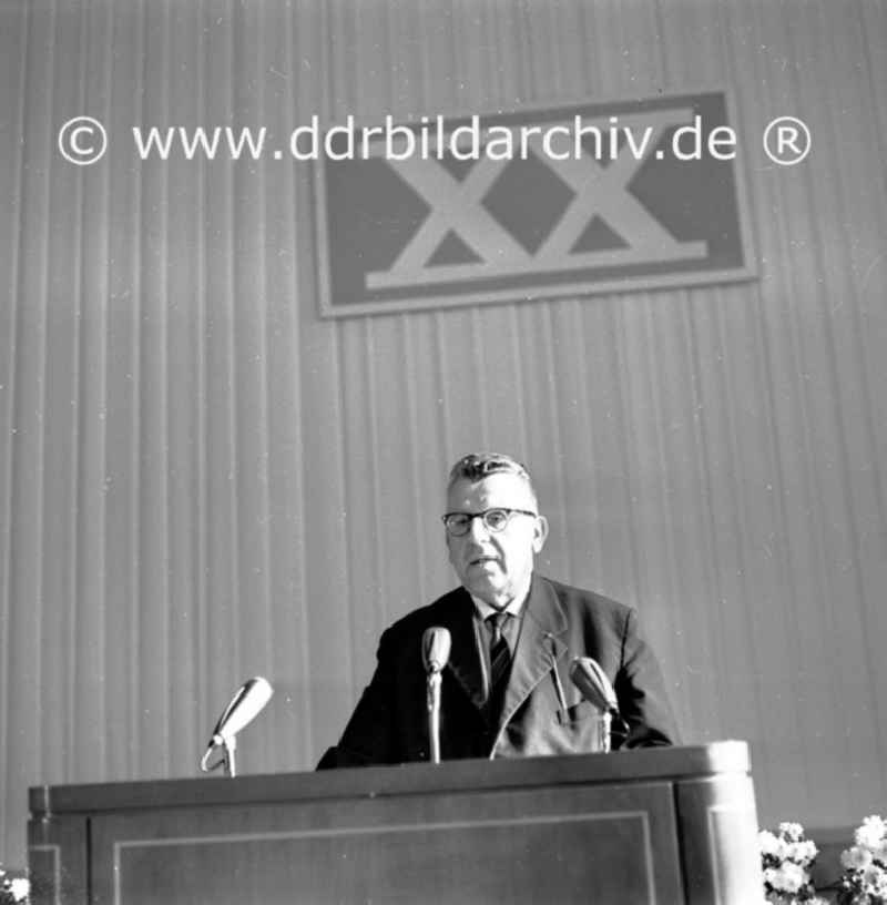 September 1969 Berlin, 
Auszeichnung mit der Wanderfahne.
Mach mit - Schöner unsere Städte und Gemeinden durch Paul Verner, Herbert Fechner und Professor Stanek im Roten Rathaus.