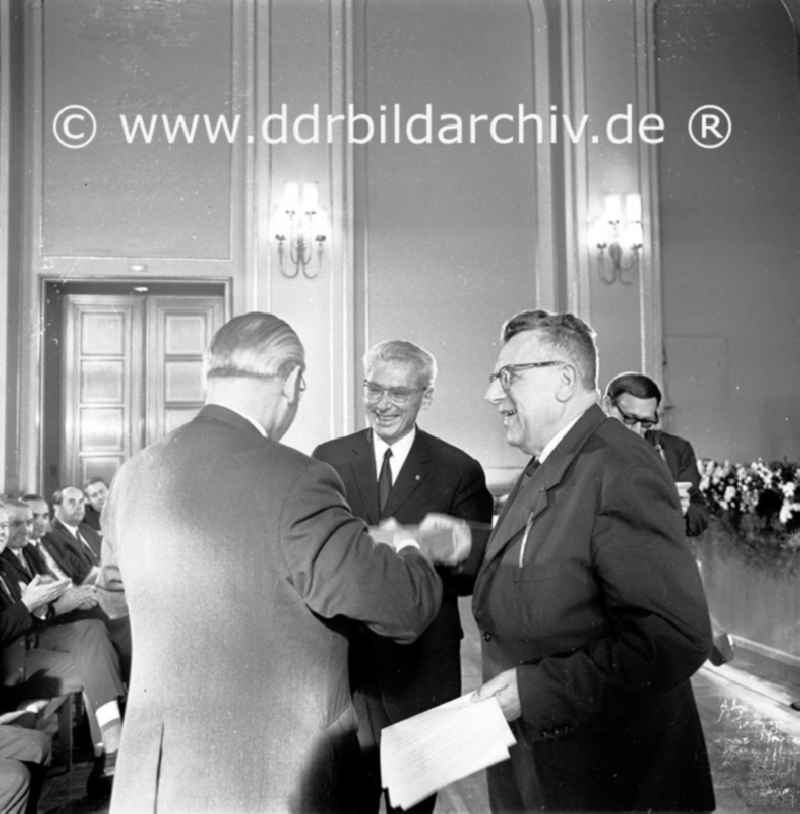 September 1969 Berlin, 
Auszeichnung mit der Wanderfahne.
Mach mit - Schöner unsere Städte und Gemeinden durch Paul Verner, Herbert Fechner und Professor Stanek im Roten Rathaus.