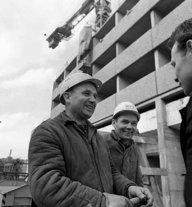 Construction workers in work clothes Brigadiers Friedrich Redmann and Rudolf Grahl from the VEB WBK housing combine on the street Landsberger Allee in the district of Marzahn in Berlin East Berlin on the territory of the former GDR, German Democratic Republic