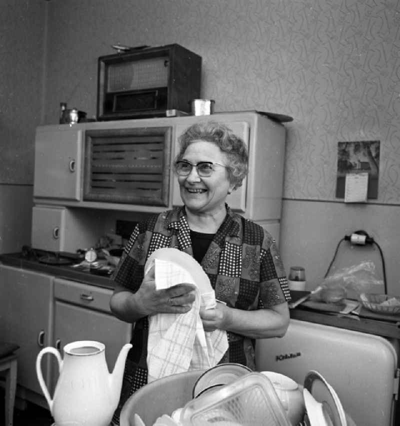 Portrait of housewife Margarete Jacobi in her apartment in the district of Friedrichshain in Berlin East Berlin in the area of the former GDR, German Democratic Republic