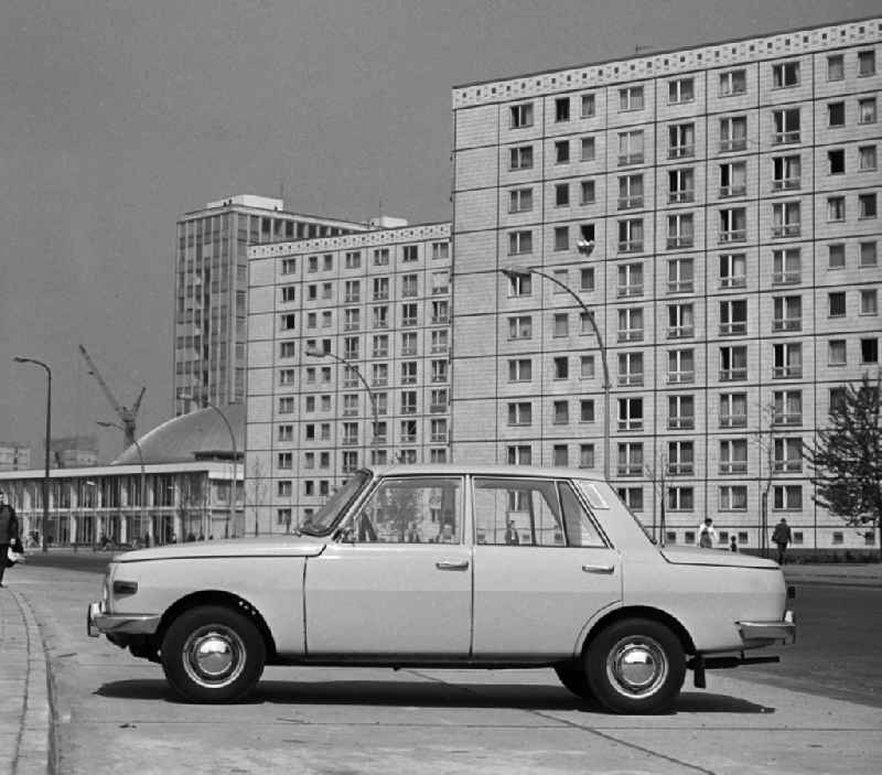 Ein neues Auto / KFZ vom Typ Wartburg 353 parkt in der Alexanderstraße unweit des Alexanderplatz in Berlin-Mitte. Der Wartburg 353 wurde 1966 durch die AWE / VEB Automobilwerk Eisenach eingeführt. Im Hintergrund ist die Kongresshalle zu sehen (l).