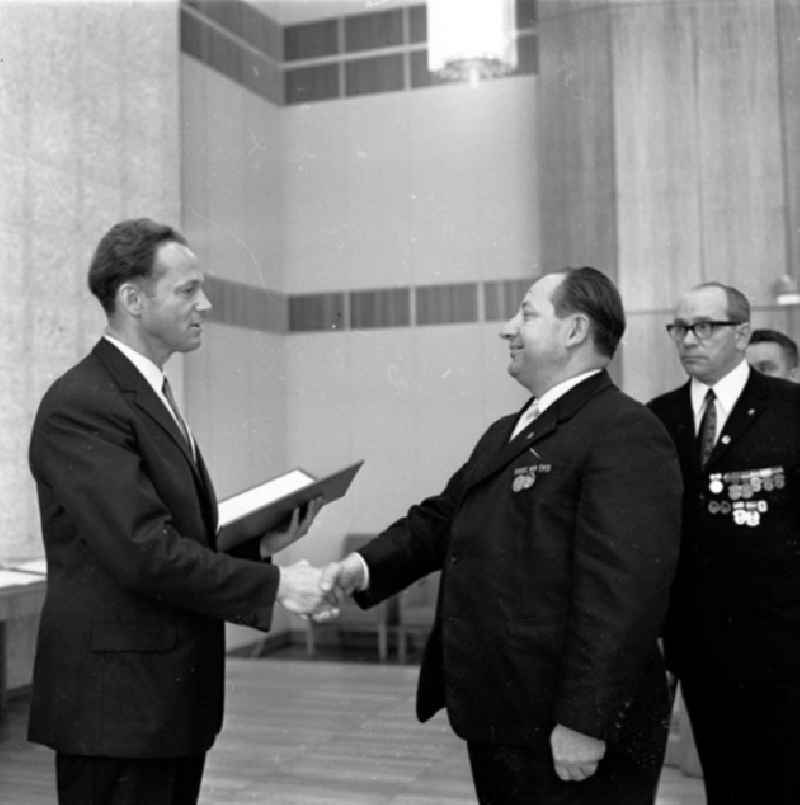 August 1969
Verdiente Bürger ausgezeichnet
Karl-Marx-Orden für:
Willi Barth
Fritz Selbmann
Walter Weidauer