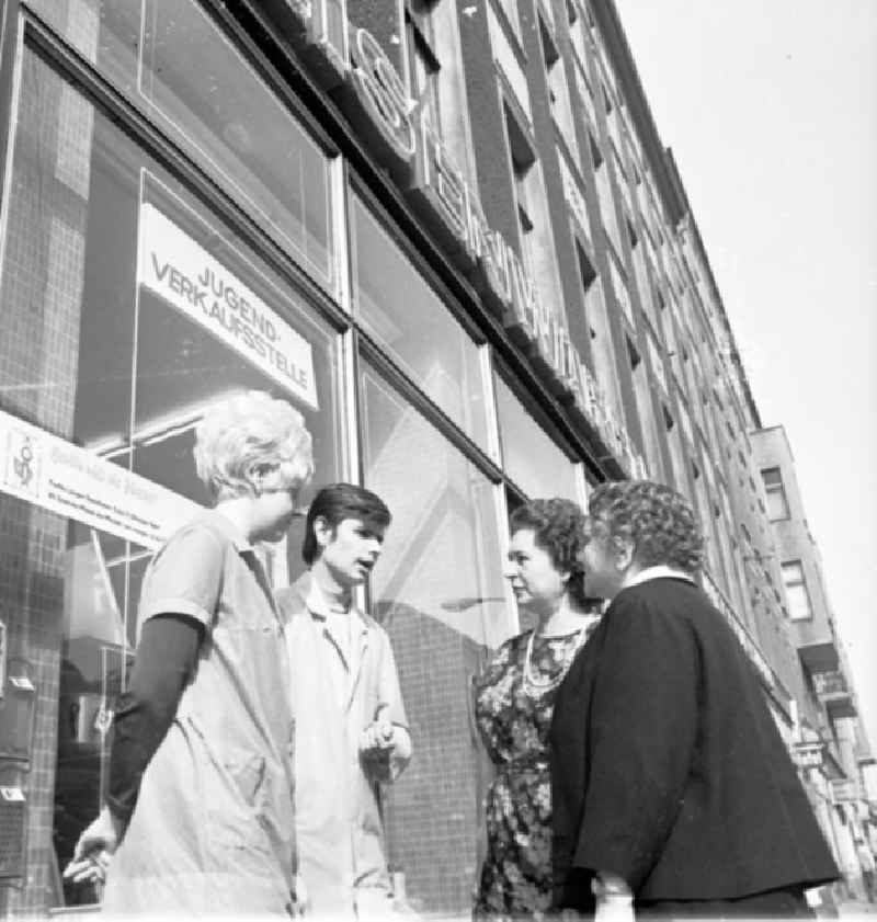 September 1969
Baustelle-Alex, Trümmerfrauen und Marie Beyer in Stadtmitte unterwegs.