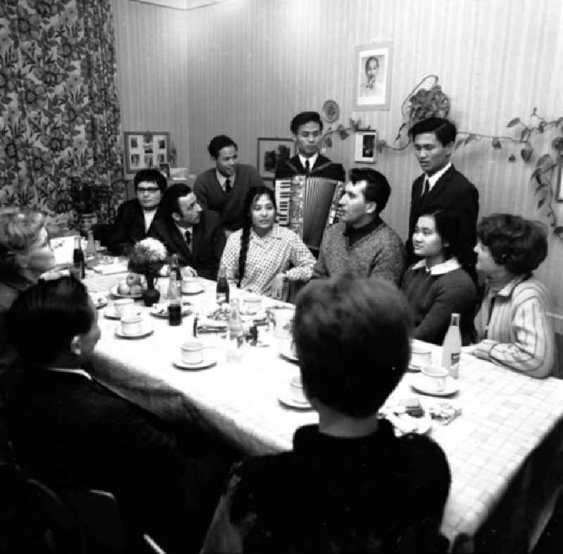 Dezember 1969
Kundgebungen und Feiern mit vietnamesichen Praktikanten in Berlin-Karlshorst