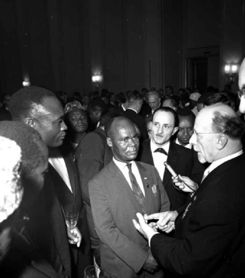 Eröffnung 6. FDGB-Kongress (19.-23.11.1963), Walter Ulbricht mit afrikanischen Delegierten im Gespräch.