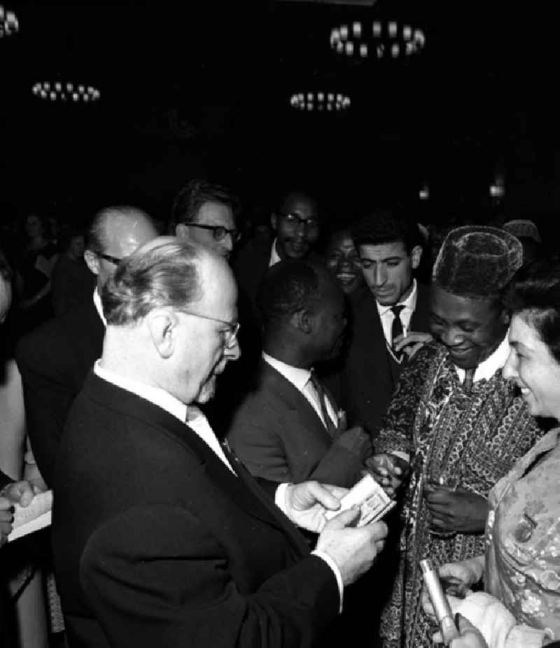 Eröffnung 6. FDGB-Kongress (19.-23.11.1963), Walter Ulbricht mit afrikanischen Delegierten im Gespräch. Ulbricht zeigt sein FDGB Mitgliedsbuch.