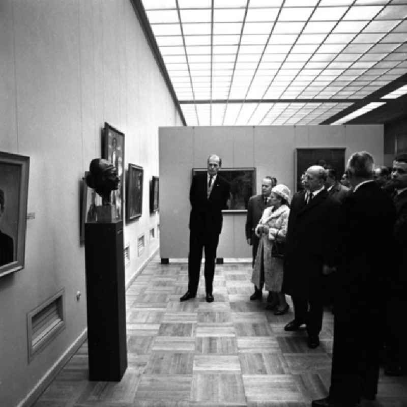15.11.1965 Berlin:  Walter Ulbricht besucht die neu eröffnete Gemäldegalerie - Neue Meister im Dresdner Albertinum. Nachdem die Dresdner Kunstschätze wieder aus der Sowjetunion zurückgekehrt waren, zogen im Jahr 1965 die Galerie Neue Meister in das Obergeschoss und im Jahr 1969 die Antikenabteilung der Skulpturensammlung in das Erdgeschoss ein.